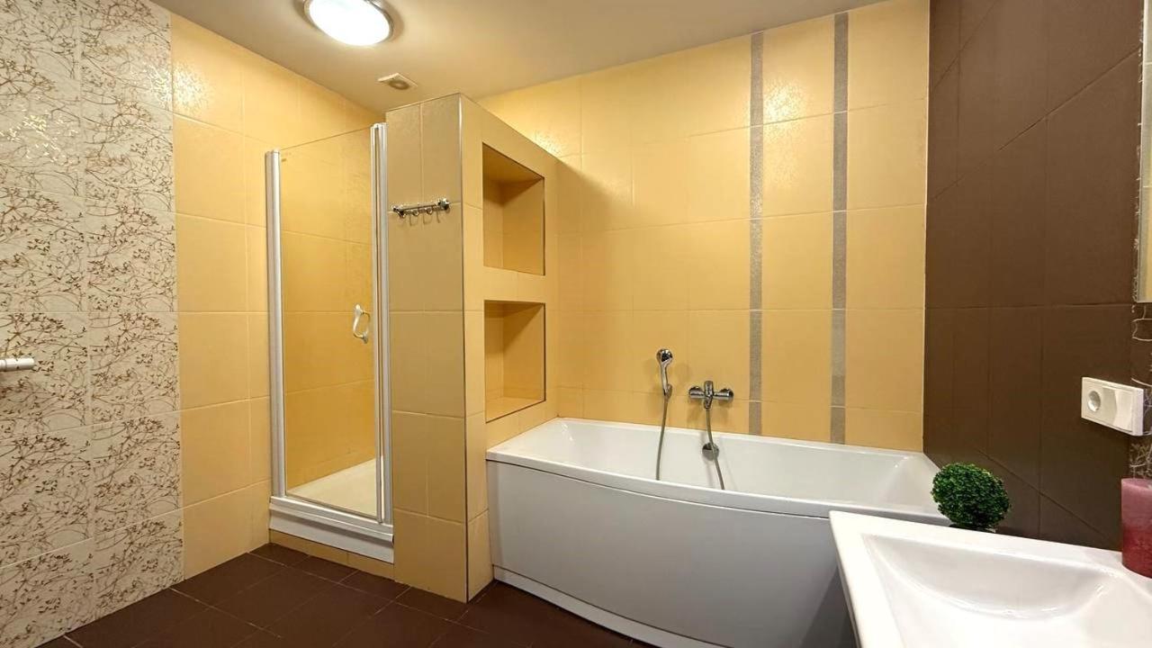 Bright House On 23 Serpnya Kharkiv Eksteriør billede
